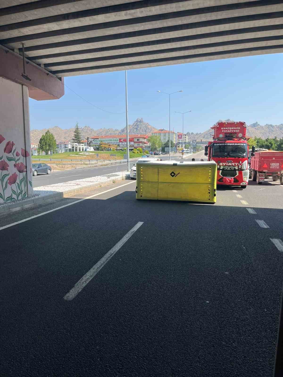 SİVRİHİSAR İLÇESİNDE KAVŞAĞIN KORKULUKLARINA ÇIKAN BİR ŞAHIS NEDENİYLE ESKİŞEHİR-AFYONKARAHİSAR...