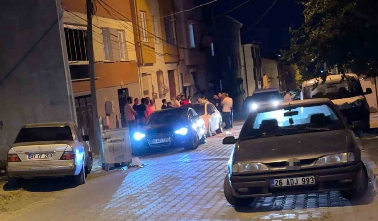 SKİŞEHİR'DE İKİ GRUP ARASINDA ÇIKAN VE KAVGAYA DÖNÜŞEN OLAYDA, ARALARINDA BİR POLİS MEMURUNUN DA...