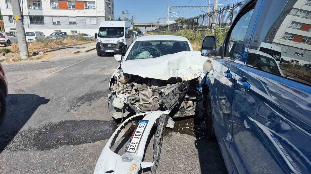 SKİŞEHİR’DE BİR CADDE ÜZERİNDE MEYDANA GELEN ZİNCİRLEME TRAFİK KAZASINDA İKİ BELEDİYE ARACININ...