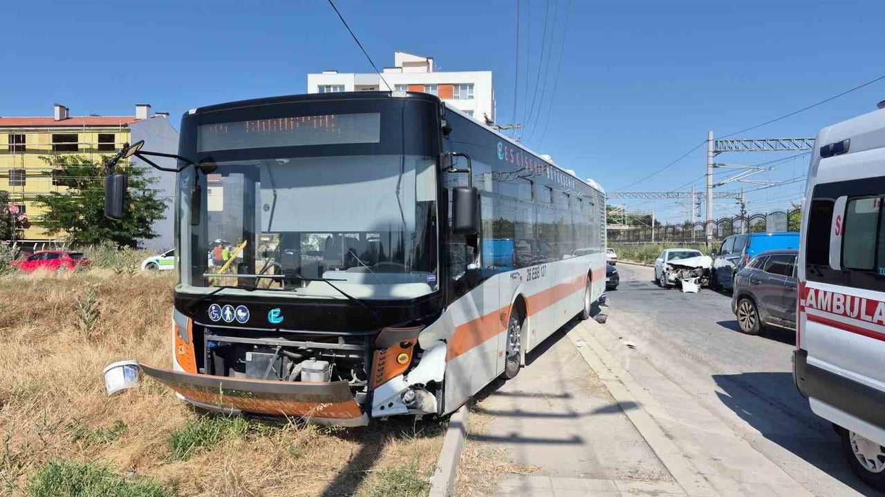 SKİŞEHİR’DE BİR CADDE ÜZERİNDE MEYDANA GELEN ZİNCİRLEME TRAFİK KAZASINDA İKİ BELEDİYE ARACININ...
