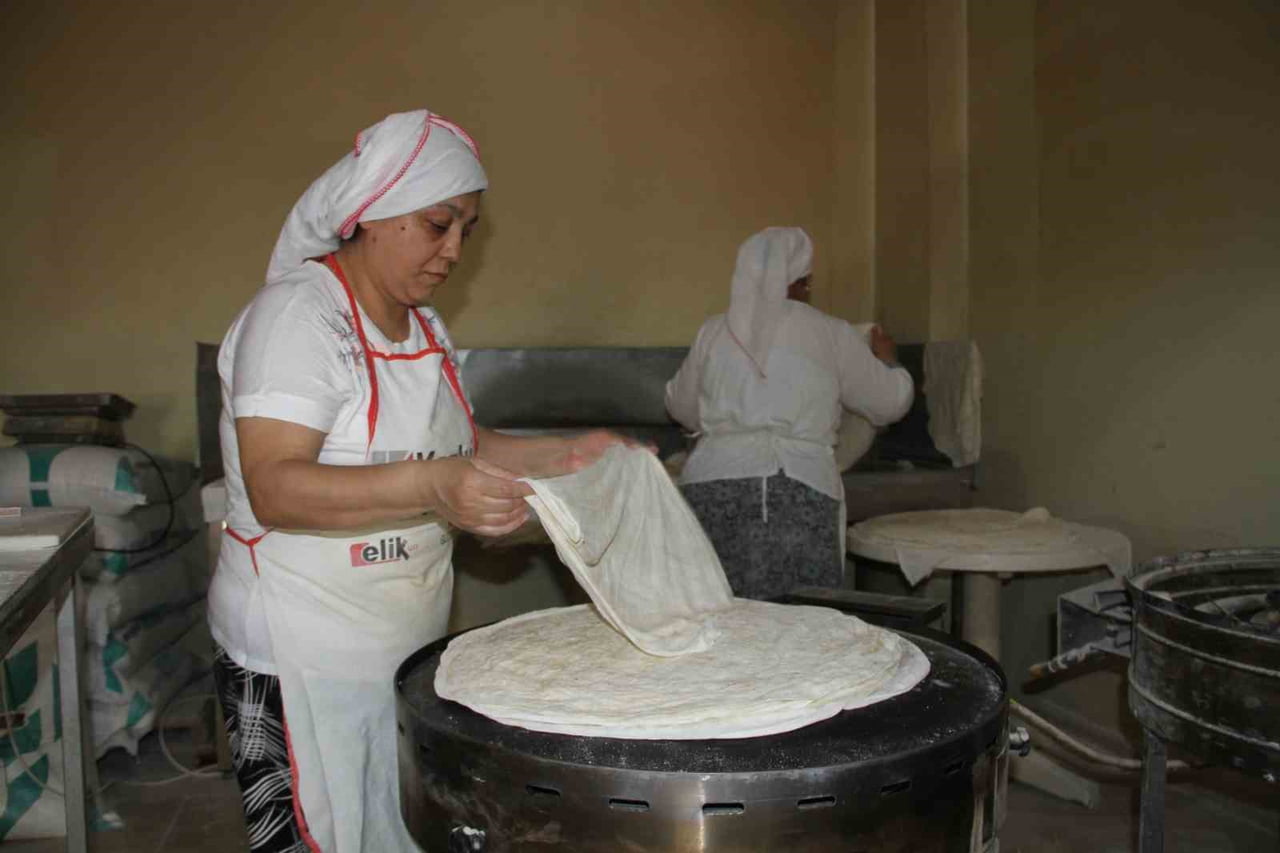 SOFRALARIN VAZGEÇİLMEZ LEZZETLERİNDEN BİRİ OLAN YUFKA, HAMURUN YOĞURULMASINDAN PİŞİRİLİP...