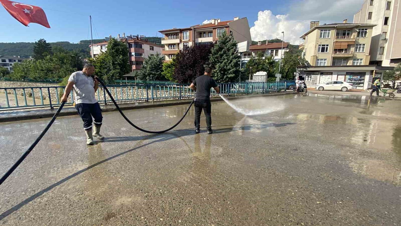 SOKAKLAR TAZYİKLİ SUYLA YIKANIYOR.