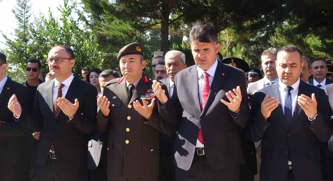 SOL BAŞTAN SIRAYLA CUMHURİYET BAŞSAVCISI EMRE KAYA, 11. HUDUT TUGAY KOMUTANI TUĞGENERAL ERSİN...