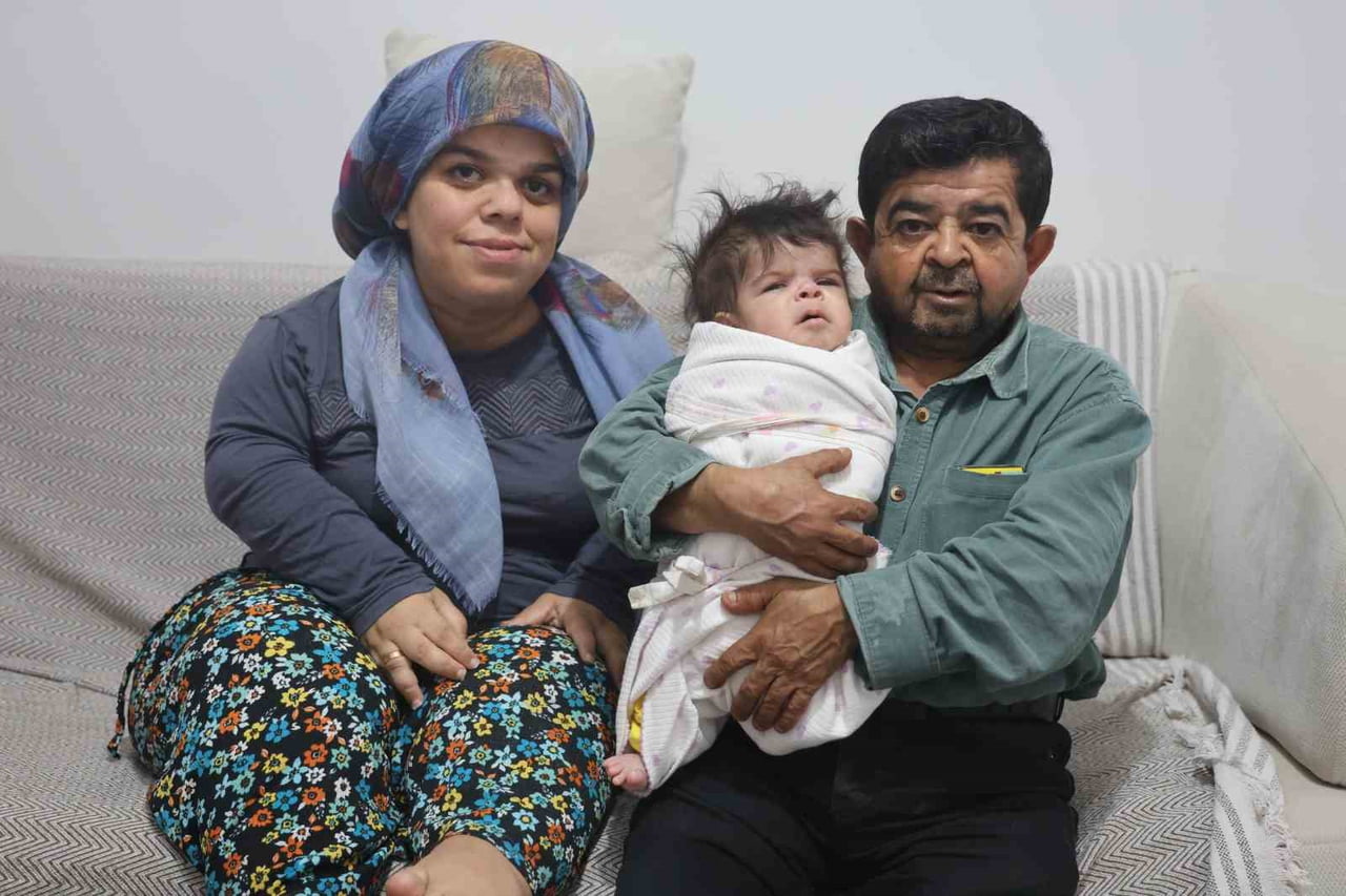SOLDAKİ NURGÜL SEVİM, SAĞDAKİ MUSTAFA SEVİM, BEBEK GÜLSÜM SEVİM