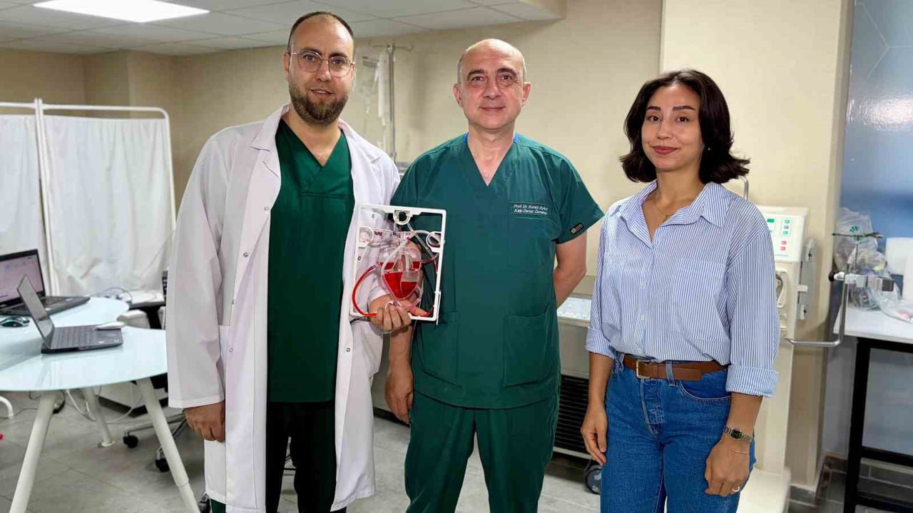 (SOLDAN SAĞA) BİYOMEDİKAL MÜHENDİSİ NECİP ÇİFTÇİ, PROF. DR. KORAY AYKUT, ARAŞTIRMA GÖREVLİSİ...