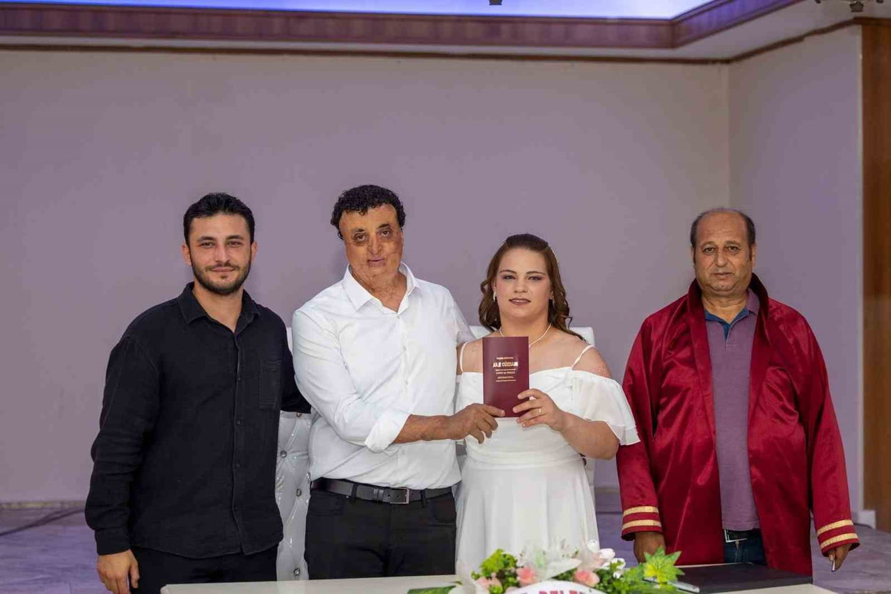 (SOLDAN SAĞA) ÇEVİRMEN ZEKİ CAN YUNAR, YASİN VE AYŞE YASA ÇİFTİ, NİKAH MEMURU