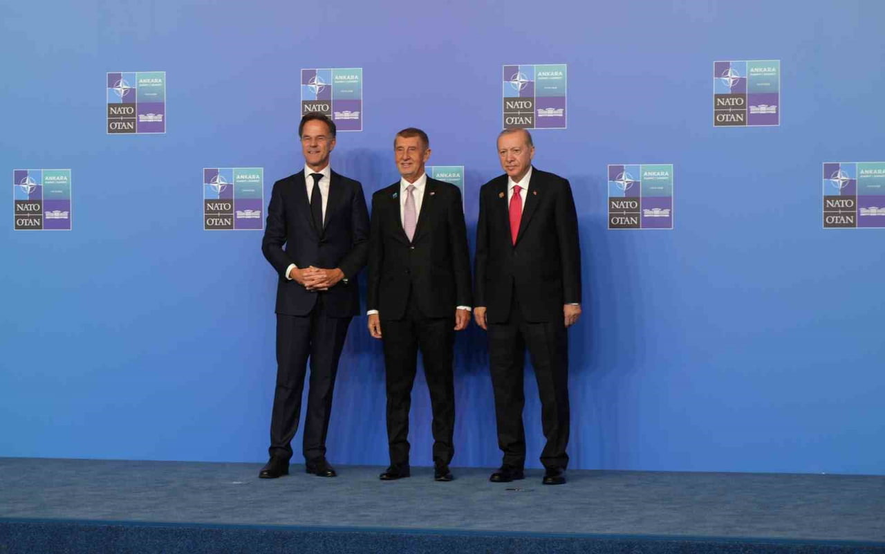 (SOLDAN SAĞA)NATO GENEL SEKRETERİ RUTTE, ÇEK CUMHURİYETİ BAŞBAKANI ANDREJ BABİS,CUMHURBAŞKANI...