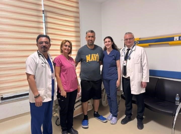 SOLDAN ÜÇÜNCÜ HASTA MEHMET BEDEL VE DOKTORLAR