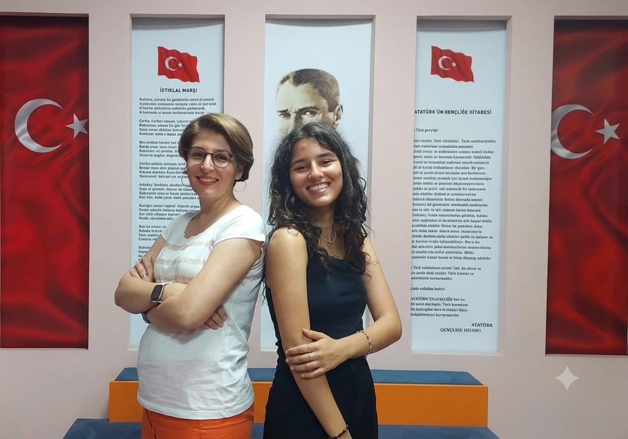 SOMA BİLSEM YÖNETİMİ, TÜRKİYE ÜÇÜNCÜSÜ OLAN ÖĞRENCİ ÖYKÜ VULKAN'I (SAĞDAKİ), DANIŞMAN ÖĞRETMEN...