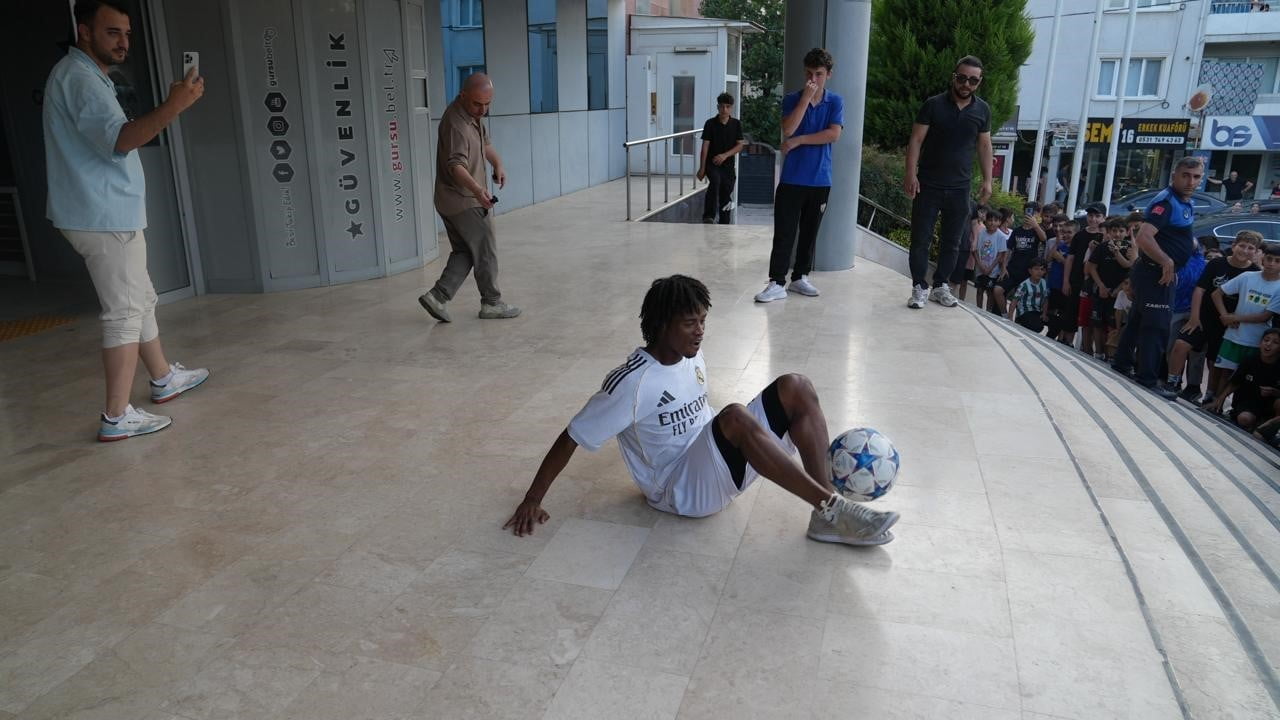 SOSYAL MEDYADA DÜNYACA ÜNLÜ FUTBOLCU EDUARDO CAMAVİNGA’YA OLAN BENZERLİĞİYLE TANINAN VE "YERLİ...