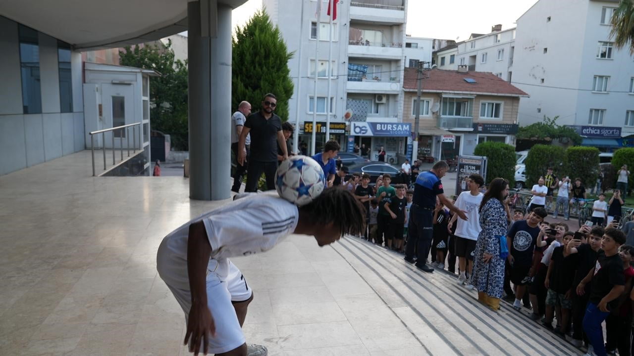 SOSYAL MEDYADA DÜNYACA ÜNLÜ FUTBOLCU EDUARDO CAMAVİNGA’YA OLAN BENZERLİĞİYLE TANINAN VE "YERLİ...