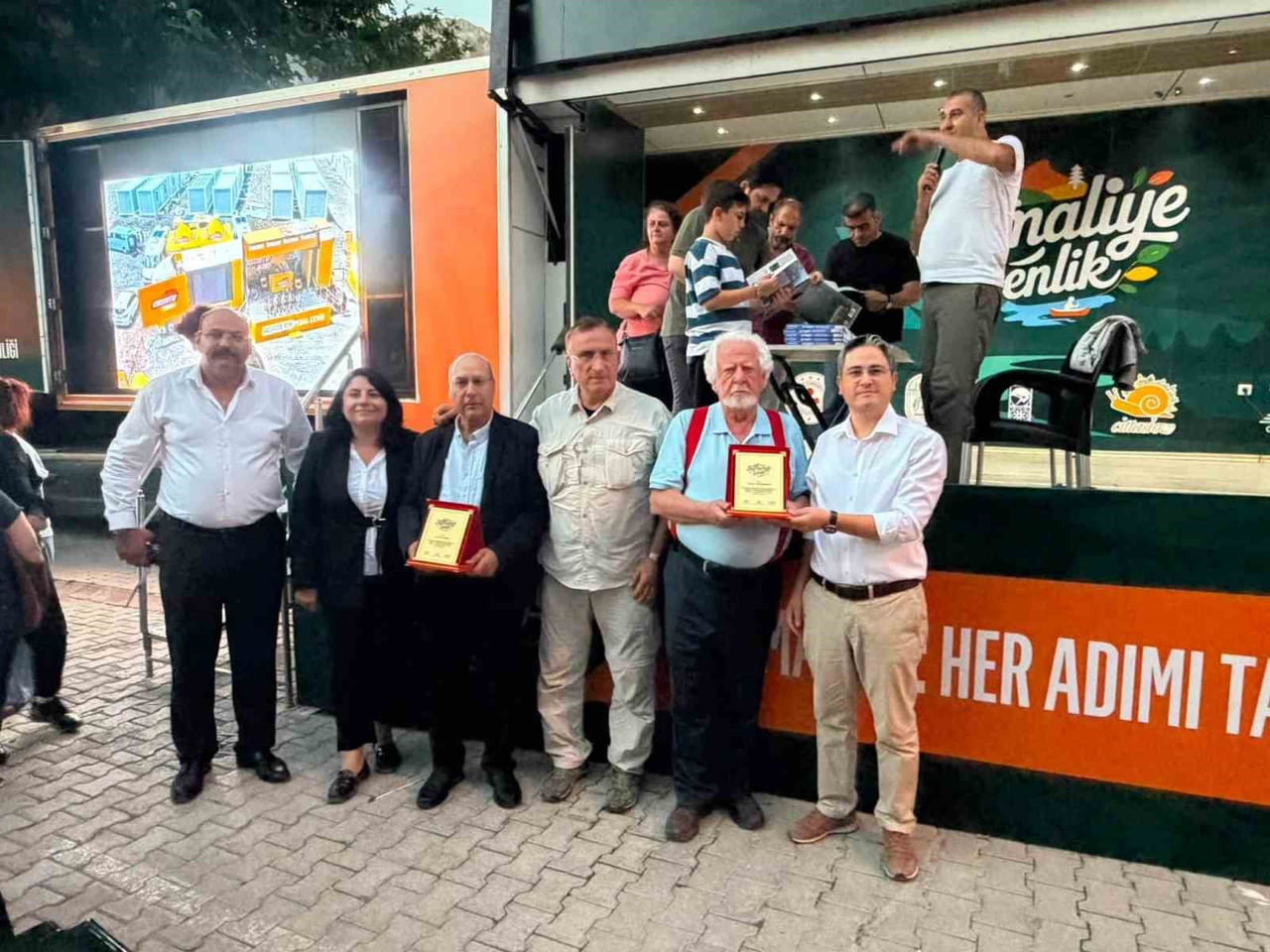 SÖYLEŞİLERİN ARDINDAN DÜZENLENEN İMZA GÜNÜNDE İKİ BİLİM İNSANI OKURLARIYLA BULUŞURKEN, ŞENLİĞE...