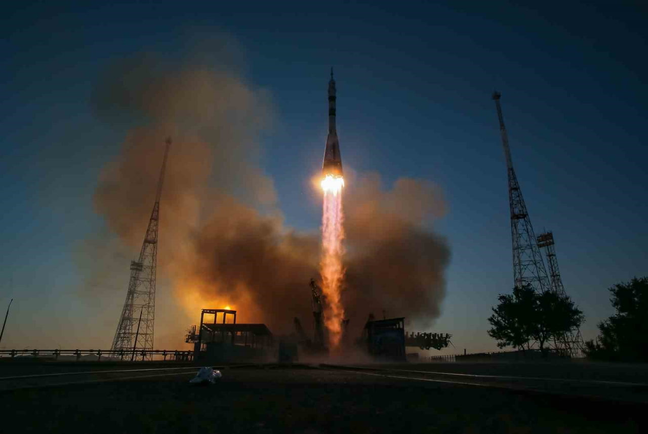SOYUZ UZAY ARACI İLE ULUSLARARASI UZAY İSTASYONU’NA BİR ASTRONOT VE İKİ KOZMONOT...
