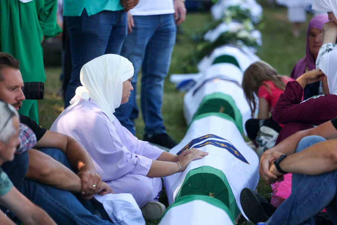 SREBRENİTSA SOYKIRIMI'NIN KİMLİK TESPİTLERİ YAPILAN VE DEFİNLERİ İÇİN AİLELERİNDEN ONAY ALINAN 10...