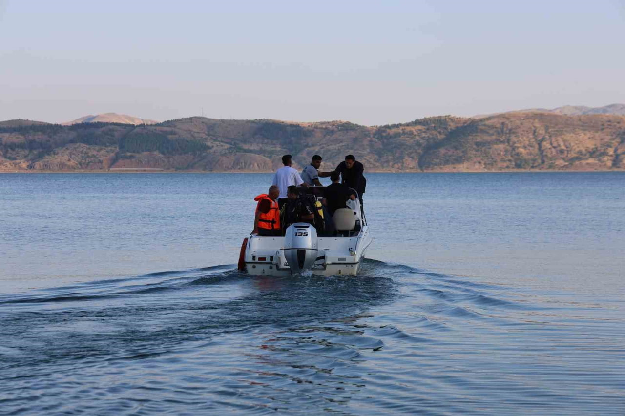 SU ÜSTÜNDE TEKNE İLE KAYBOLAN ÇOCUĞUN ARANMASI