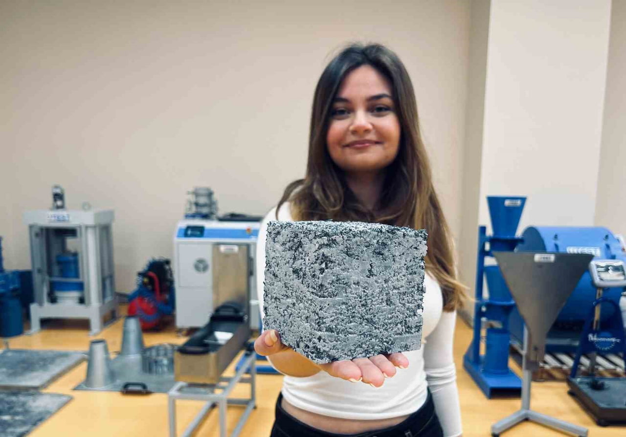 SUDE SEVİNMİŞ'İN GELİŞTİRDİĞİ "KAUÇUKLU BETON", KULLANIM ÖMRÜNÜ TAMAMLAMIŞ LASTİKLERİN YENİDEN...