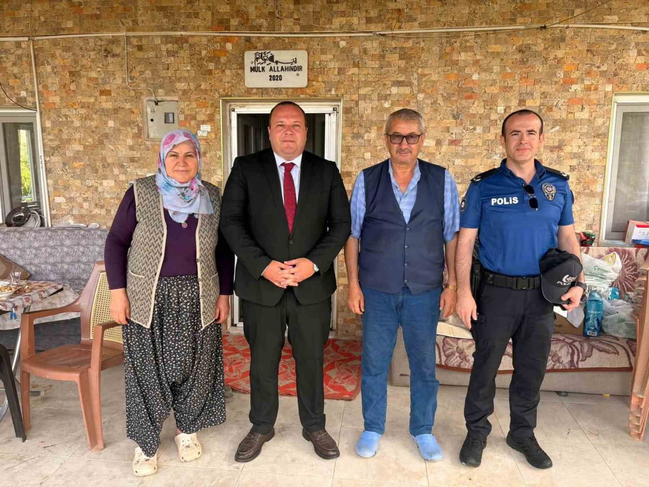 ŞUHUT KAYMAKAMI İZZET CEM ESER (SOLDA TAKIM ELBİSELİ) DEVLETİN HER ZAMAN ŞEHİT AİLELERİNİN YANINDA...