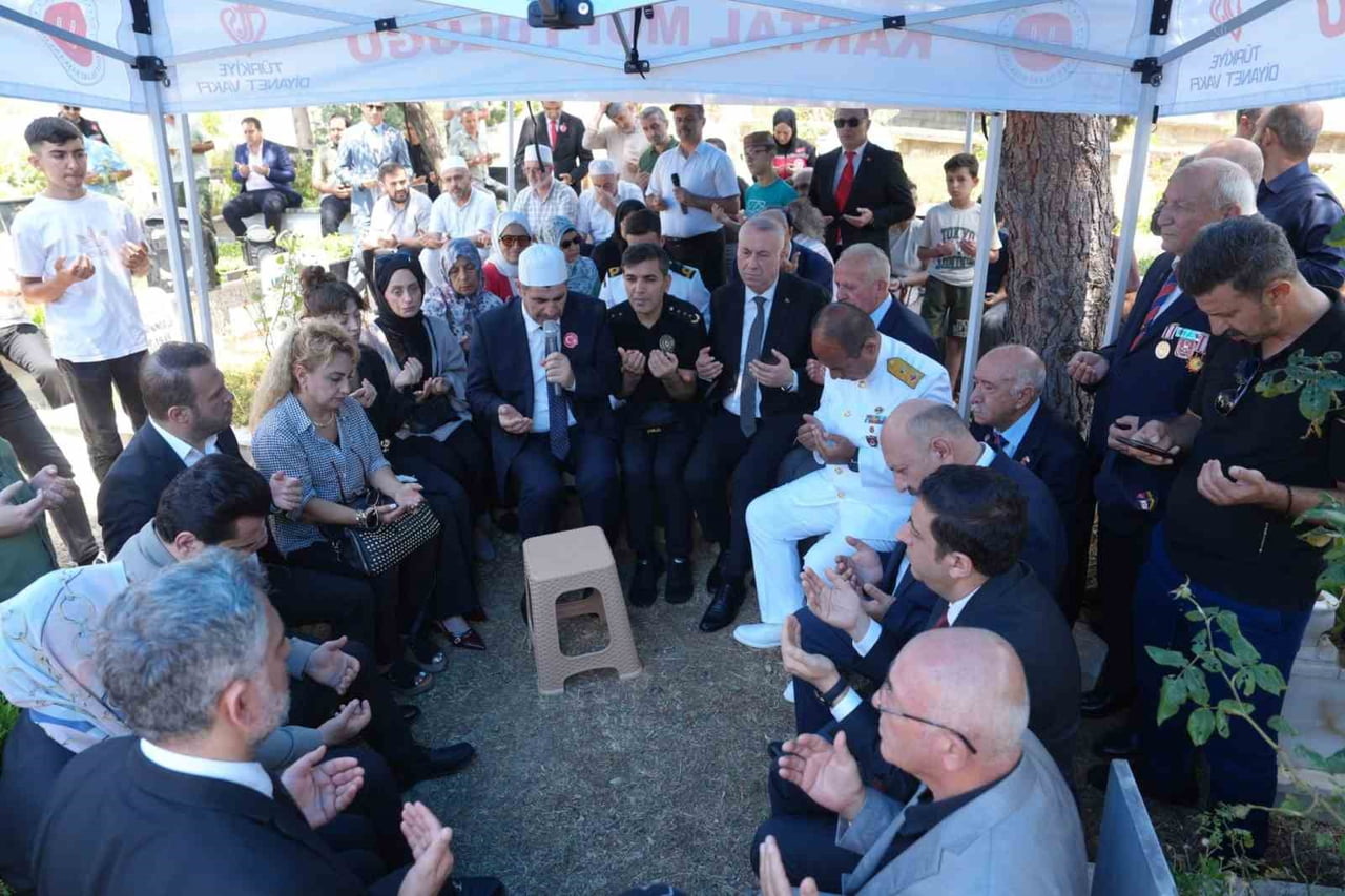 ŞÜKRÜ BAYRAKÇI, ŞEHADETİNİN 10. YILINDA MEZARI BAŞINDA DUALARLA YAD EDİLDİ.