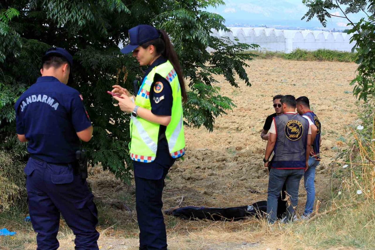 SULAMA KANALINDA BİR KİŞİNİN HAREKETSİZ ŞEKİLDE SÜRÜKLENDİĞİNİ GÖREN VATANDAŞLAR, DURUMU 112 ACİL...