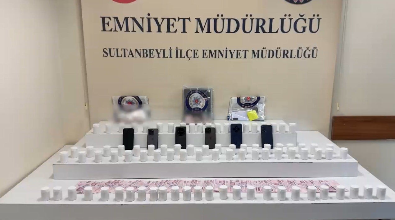 SULTANBEYLİ'DE DÜZENLENEN UYUŞTURUCU OPERASYONUNDA ÇOK SAYIDA UYUŞTURUCU MADDE ELE GEÇİRİLİRKEN...