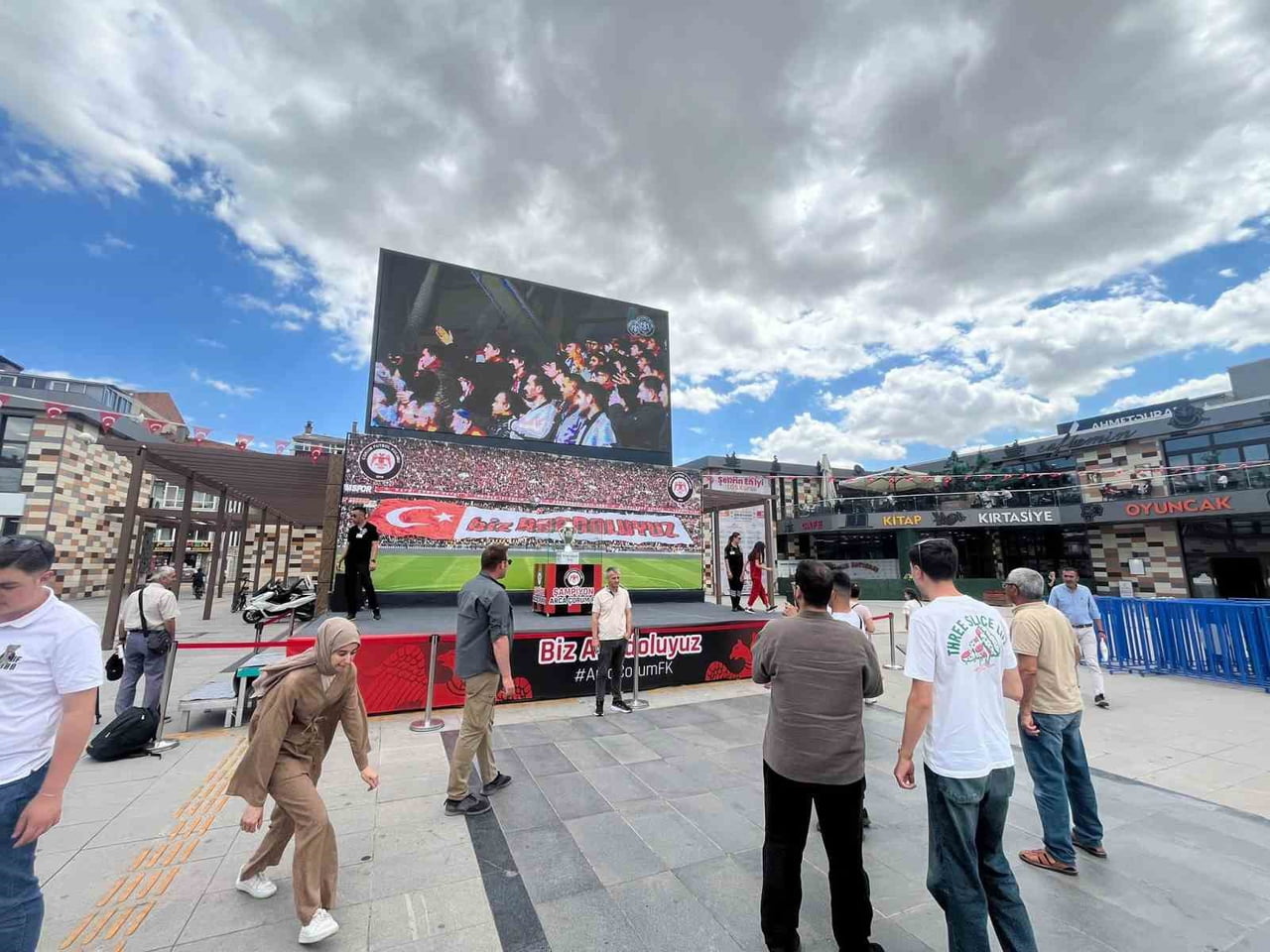 SÜPER LİG'E YÜKSELEN ÇORUM FK'NIN 1. LİG ŞAMPİYONLUK KUPASI, KENT MEYDANINDA TARAFTARLAR İÇİN...