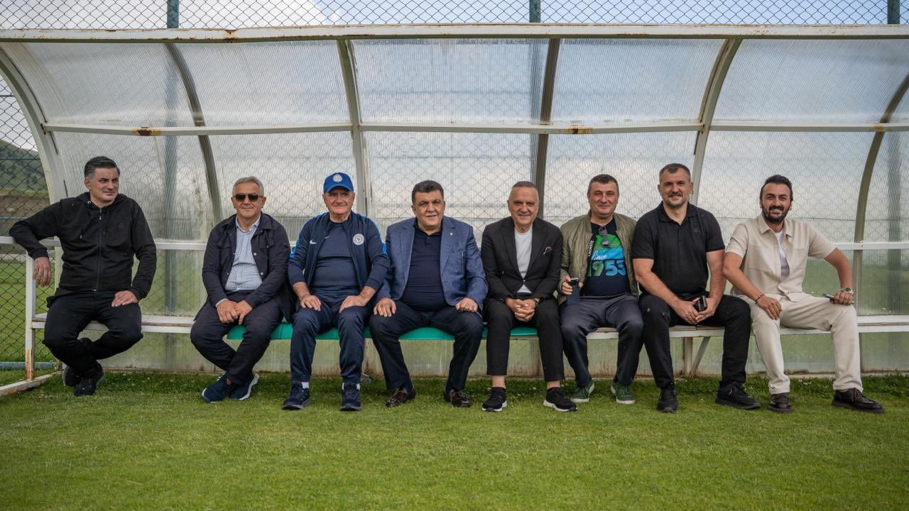 SÜPER LİG EKİPLERİNDEN ÇAYKUR RİZESPOR'DA KULÜP BAŞKANI ALİ ZEKİ SARUHAN VE BERABERİNDEKİ YÖNETİM...