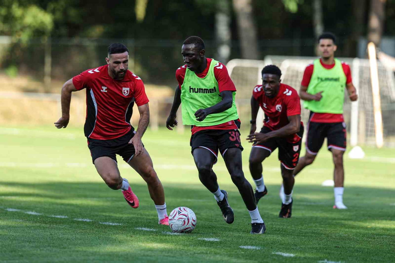 SÜPER LİG EKİPLERİNDEN SAMSUNSPOR’UN HOLLANDA KAMPI, OOSTERBEEK ŞEHRİNDE YAPILAN İLK ANTRENMANLA...
