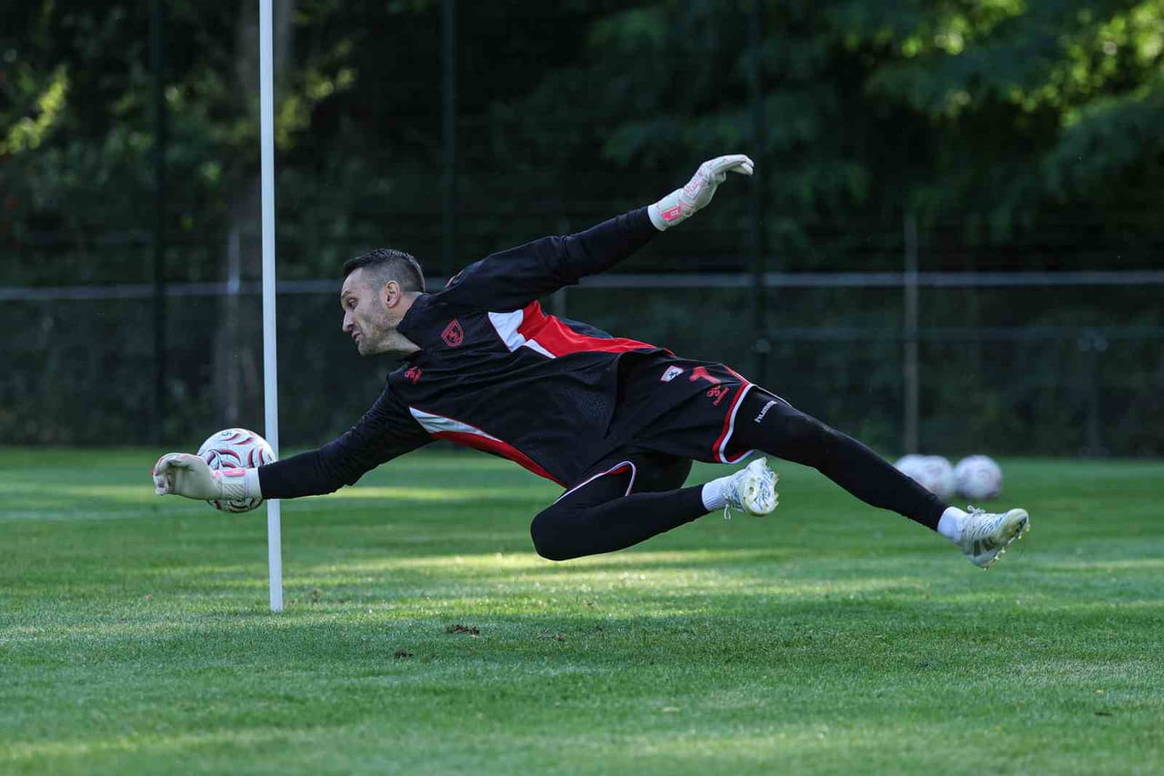 SÜPER LİG EKİPLERİNDEN SAMSUNSPOR’UN HOLLANDA KAMPI, OOSTERBEEK ŞEHRİNDE YAPILAN İLK ANTRENMANLA...