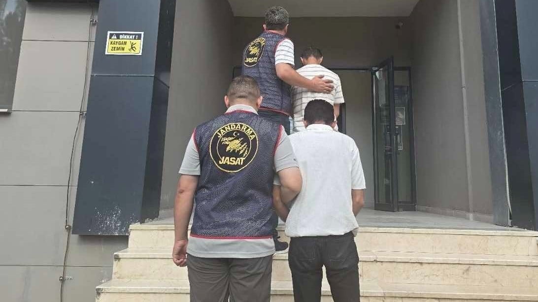 ŞÜPHELİLER GİRESUN’DA DÜZENLENEN OPERASYONLA YAKALANARAK GÖZALTINA ALINDI. ADLİYEYE SEVK EDİLEN...