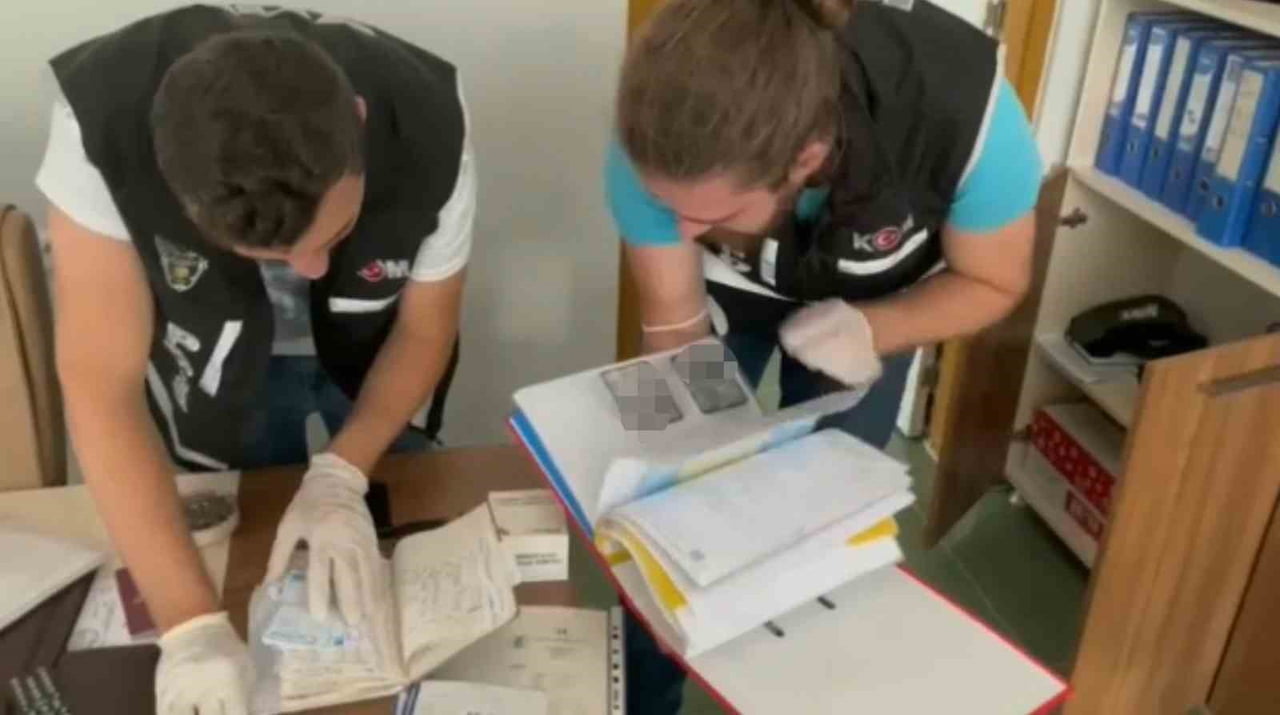 ŞÜPHELİLERİN ADRESLERİNDE YAPILAN ARAMALARDA, MADDİ HASARLI KAZA TUTANAKLARI, SİGORTA POLİÇELERİ...