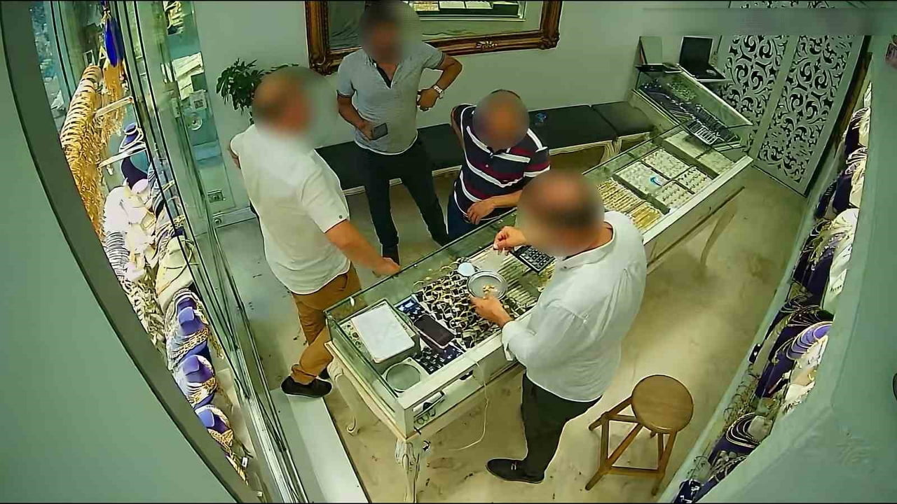 ŞÜPHELİLERİN KUYUMCUDA YAPTIKLARI EYLEM GÜVENLİK KAMERASINA YANSIDI.