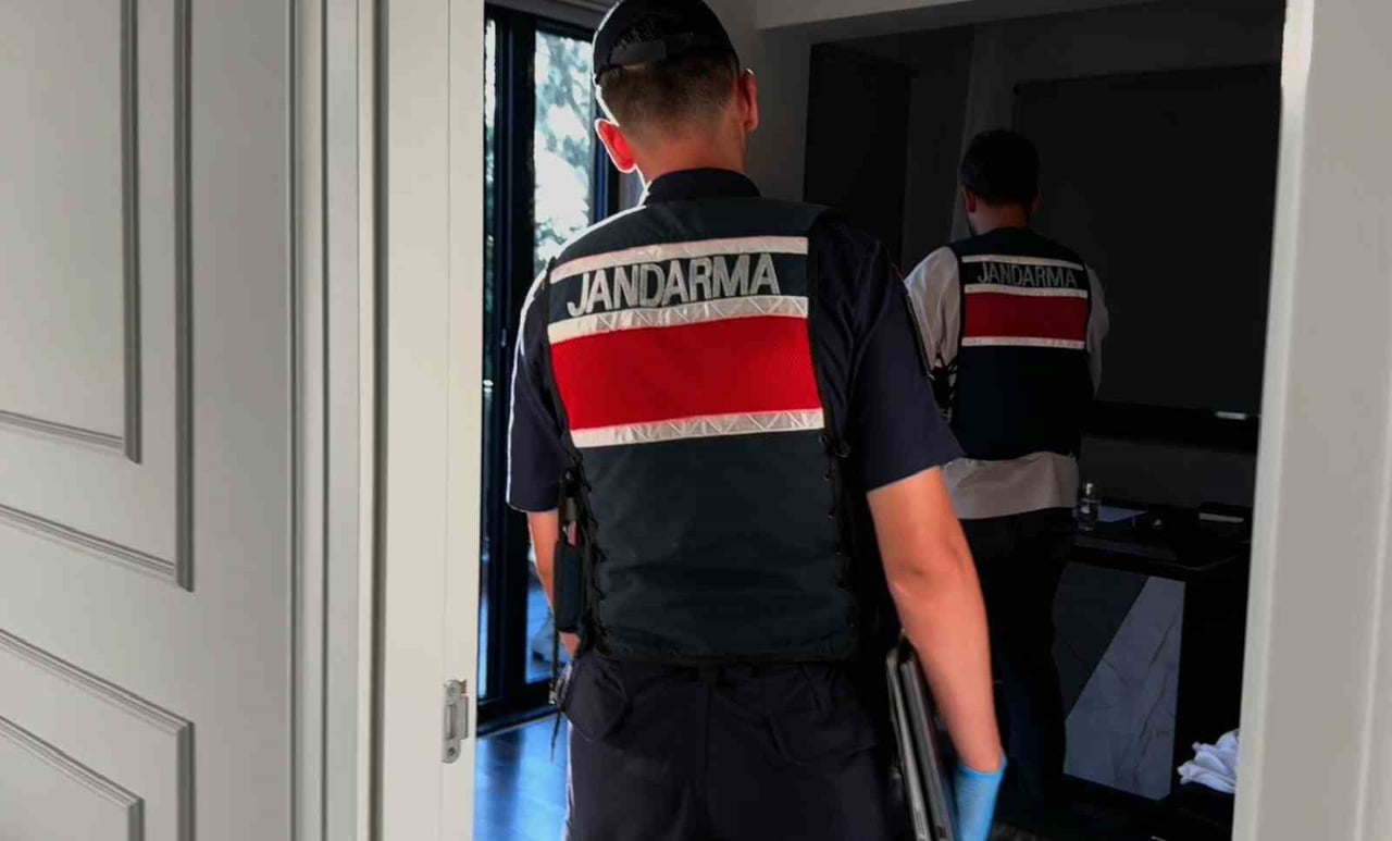 ŞÜPHELİLERİN ÜST VE ADRES ARAMALARINDA ÇOK SAYIDA DİJİTAL MATERYAL, PARA TRANSFERLERİNDE...