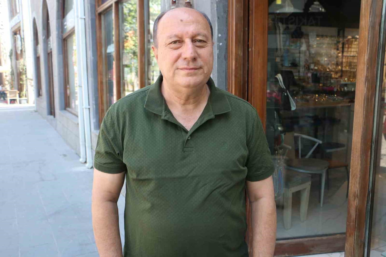 SUR İLÇESİ ESNAFLARINDAN KENAN AKSU, DİYARBAKIR’DA YAZ AYINDA HAVA SICAKLIĞININ ÇOK YÜKSEK...