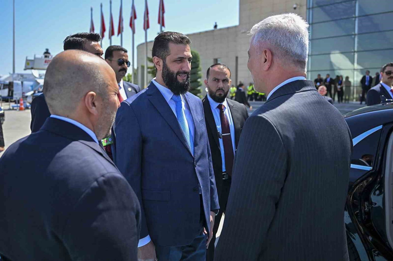 SURİYE CUMHURBAŞKANI AHMET EŞ-ŞARA'YI ESENBOĞA HAVALİMANI'NDA TİCARET BAKANI ÖMER BOLAT...