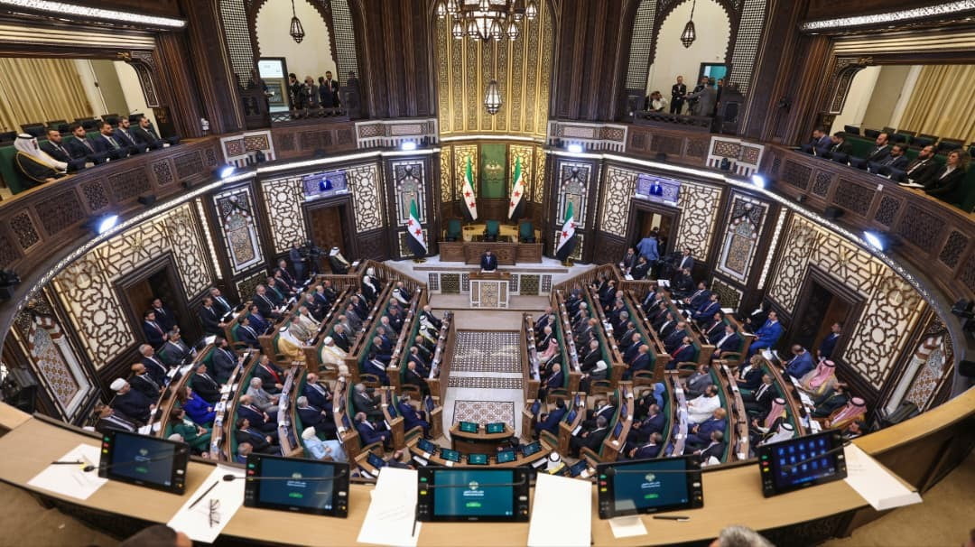 SURİYE’DE BEŞAR ESAD REJİMİNİN DEVRİLMESİNİN ARDINDAN GEÇİŞ SÜRECİNDE TARİHİ BİR ADIM ATILARAK...