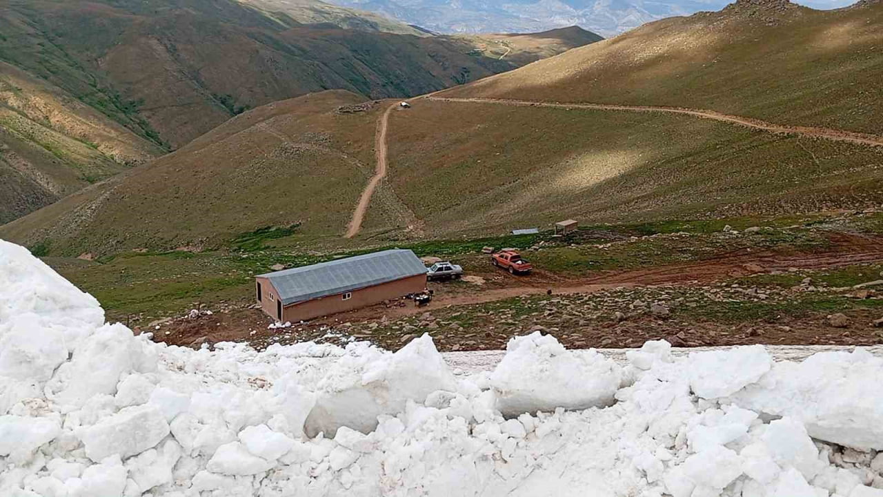 SUŞEHRİ İLÇESİNİN YÜKSEK KESİMLERİNDE KARLA MÜCADELE ÇALIŞMALARI DEVAM EDİYOR