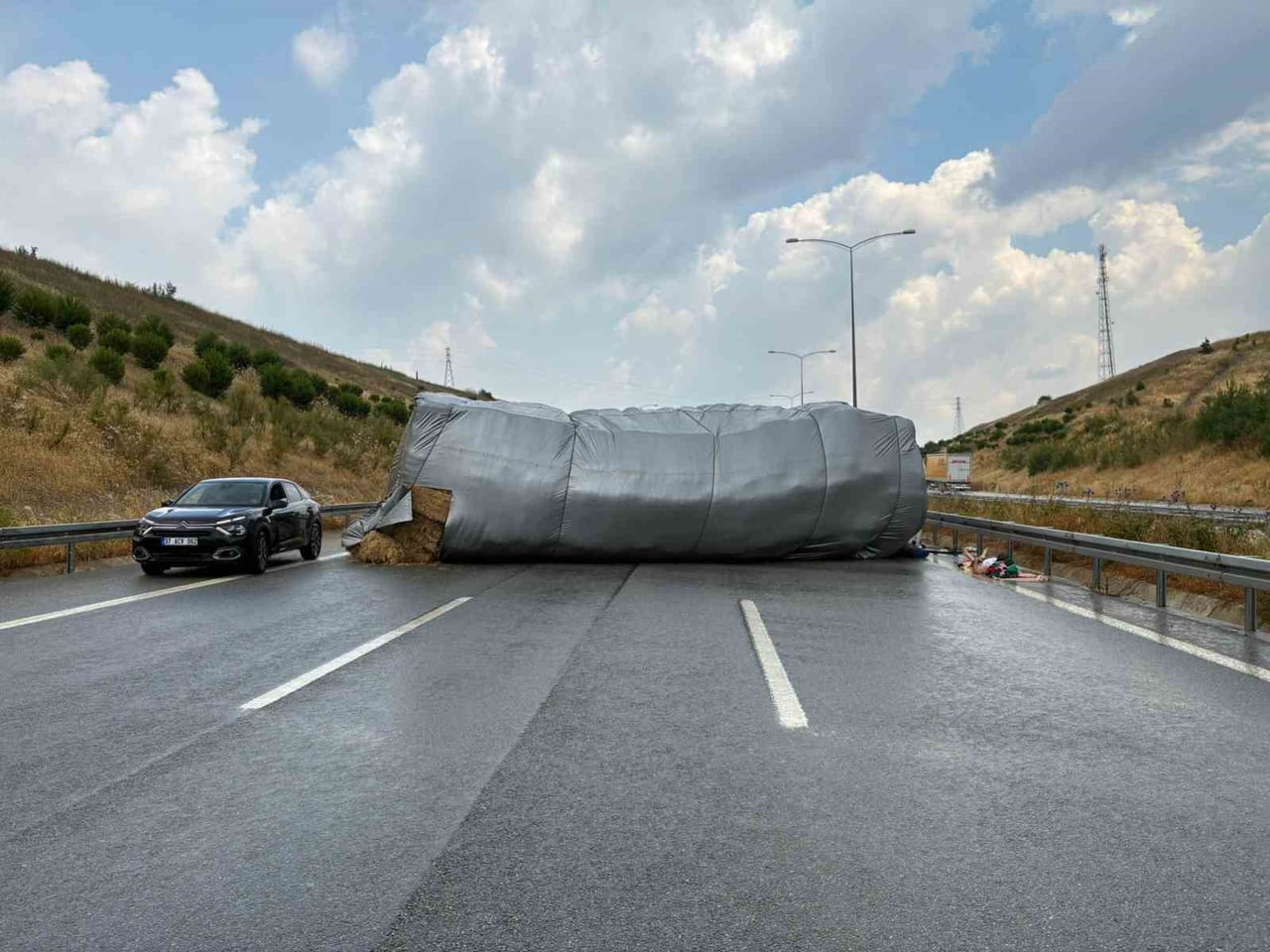 SUSURLUK'TA OTOYOLDA CİP İLE KAMYON ÇARPIŞTI: 1 YARALI