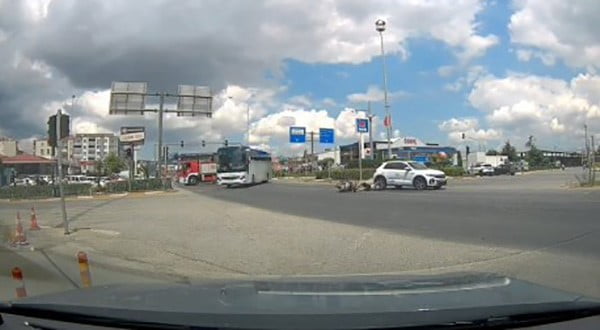 SUSURLUK İLÇESİNDE KAVŞAKTA MEYDANA GELEN KAZADA MOTOSİKLET VE OTOMOBİLİN ÇARPIŞMA ANI KAMERAYA...