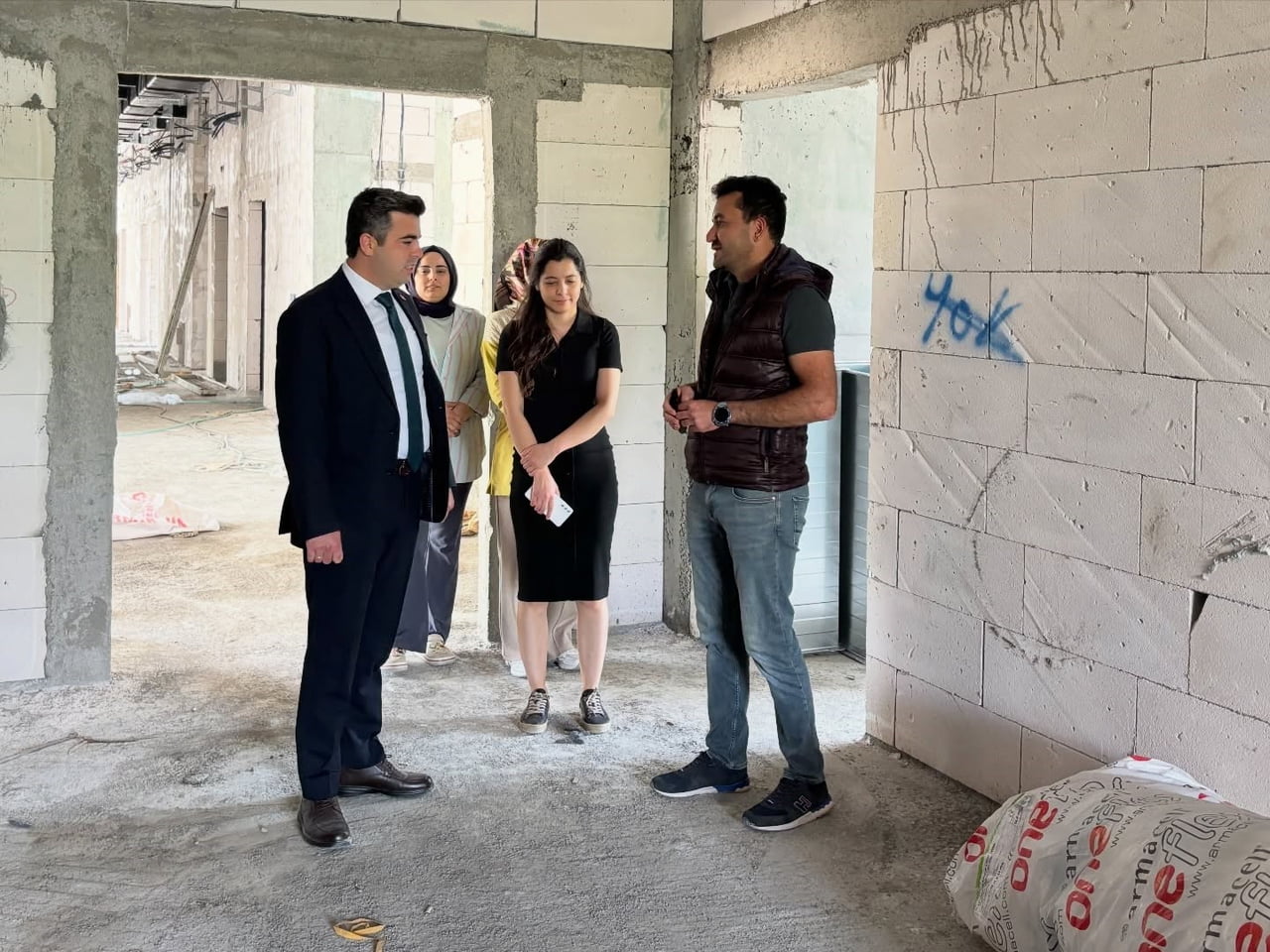 SUSUZ'DA YATIRIMLAR YAKINDAN TAKİP EDİLİYOR: KAYMAKAM FURKAN ÖZTÜRK'TEN HASTANE VE OKUL...