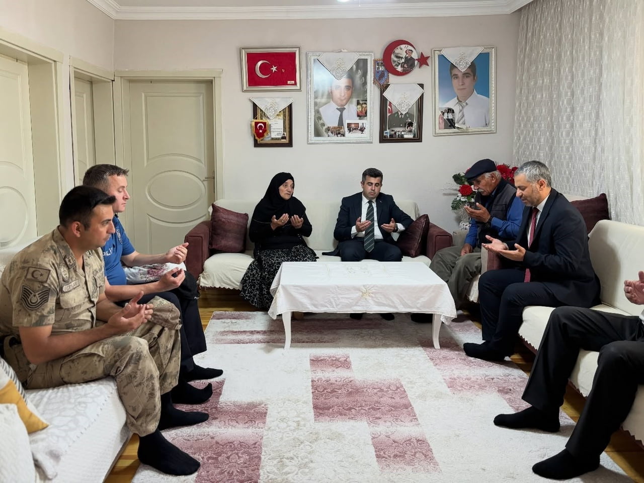SUSUZ KAYMAKAMI ÖZTÜRK'TEN ŞEHİT AİLESİNE ANLAMLI ZİYARET(KARS-İHA)