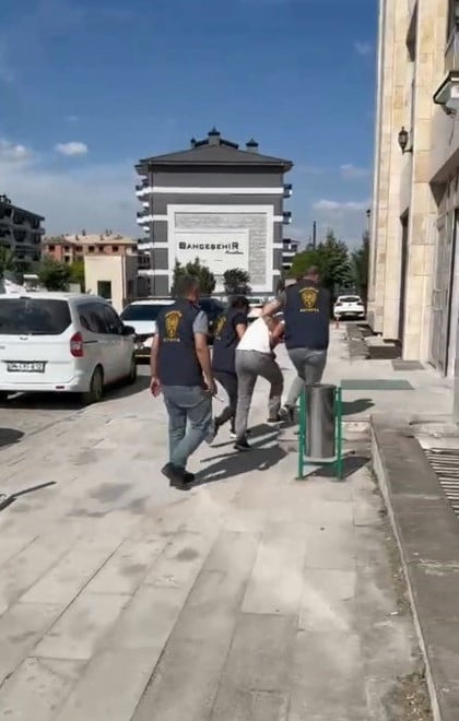 T.C. TUTUKLANARAK CEZAEVİNE GÖNDERİLDİ.