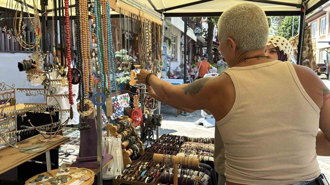 TAKI TASARIMIYLA BAŞLADIĞI YOLCULUK, TARİHİ MAHALLE PAZARINDAKİ KÜÇÜK BİR MASADAN KENDİ DÜKKANINA...