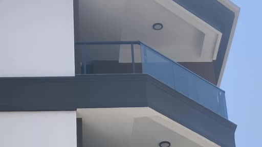 Takılmayan cam korkuluk boşluğundan aşağıya düşen çocuk yaralandı