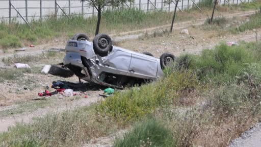Takla atan otomobildeki 8 yaşındaki çocuk öldü, anne, baba ve kardeşi yaralandı