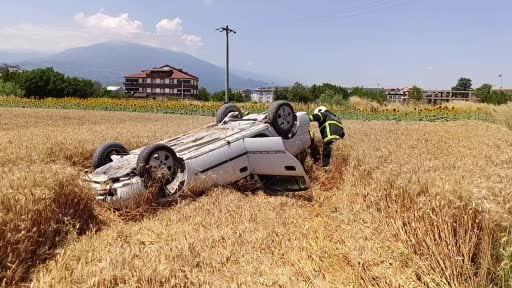 Taklalar atan otomobil buğday tarlasına uçtu: 1 yaralı