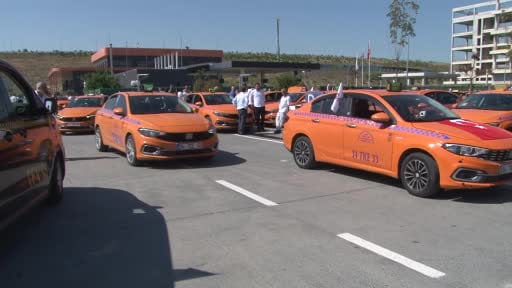 Taksiciler tarafından düzenlenen "15 Temmuz Korteji" Atatürk Havalimanı’na doğru yola...
