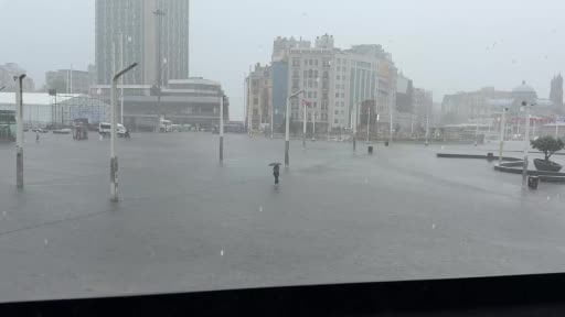 Taksim’de sağanak yağış etkili oldu