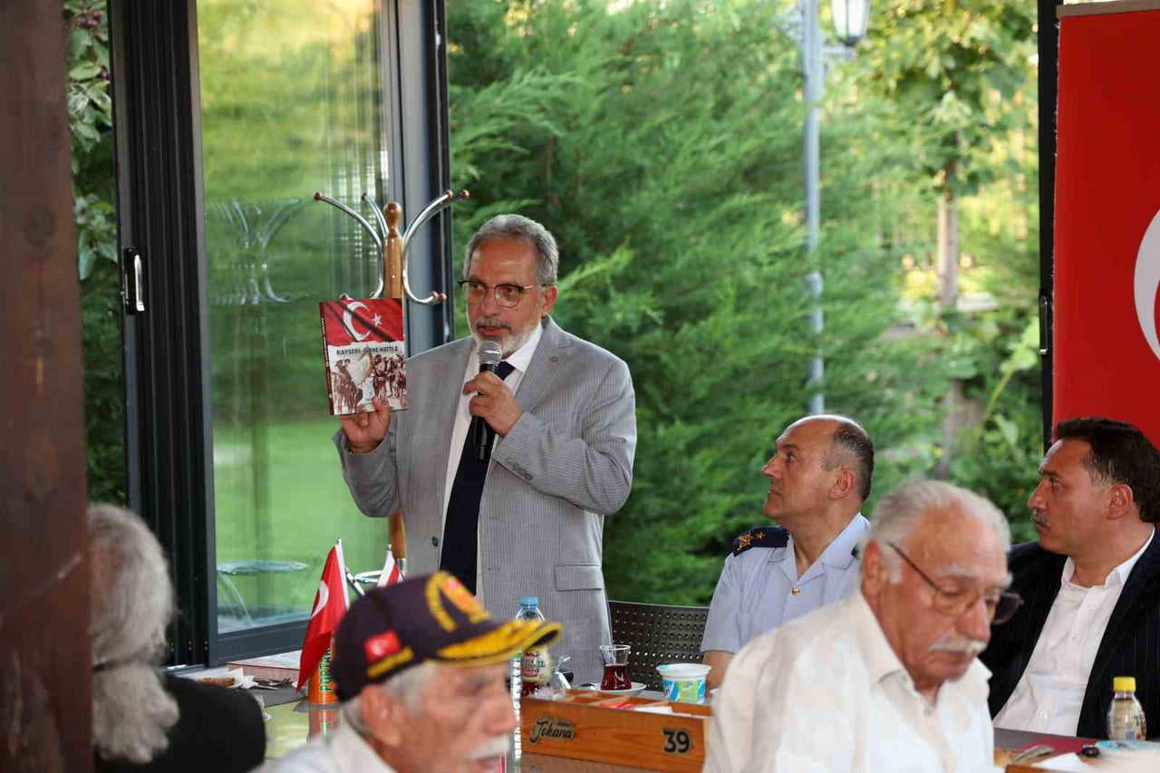TALAS BELEDİYE BAŞKANI MUSTAFA YALÇIN İSE KONUŞMASINDA, ALBÜM ÇALIŞMASININ ORTAYA ÇIKIŞ HİKAYESİNİ...