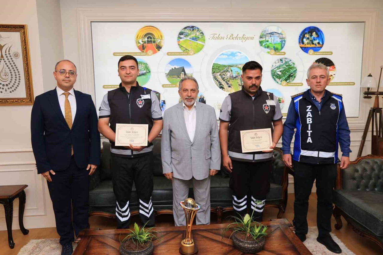TALAS BELEDİYE BAŞKANI MUSTAFA YALÇIN (ORTADA), GÜVENLİK GÖREVLİLERİ  AHMET ŞEN VE CAN KARLI'YI...