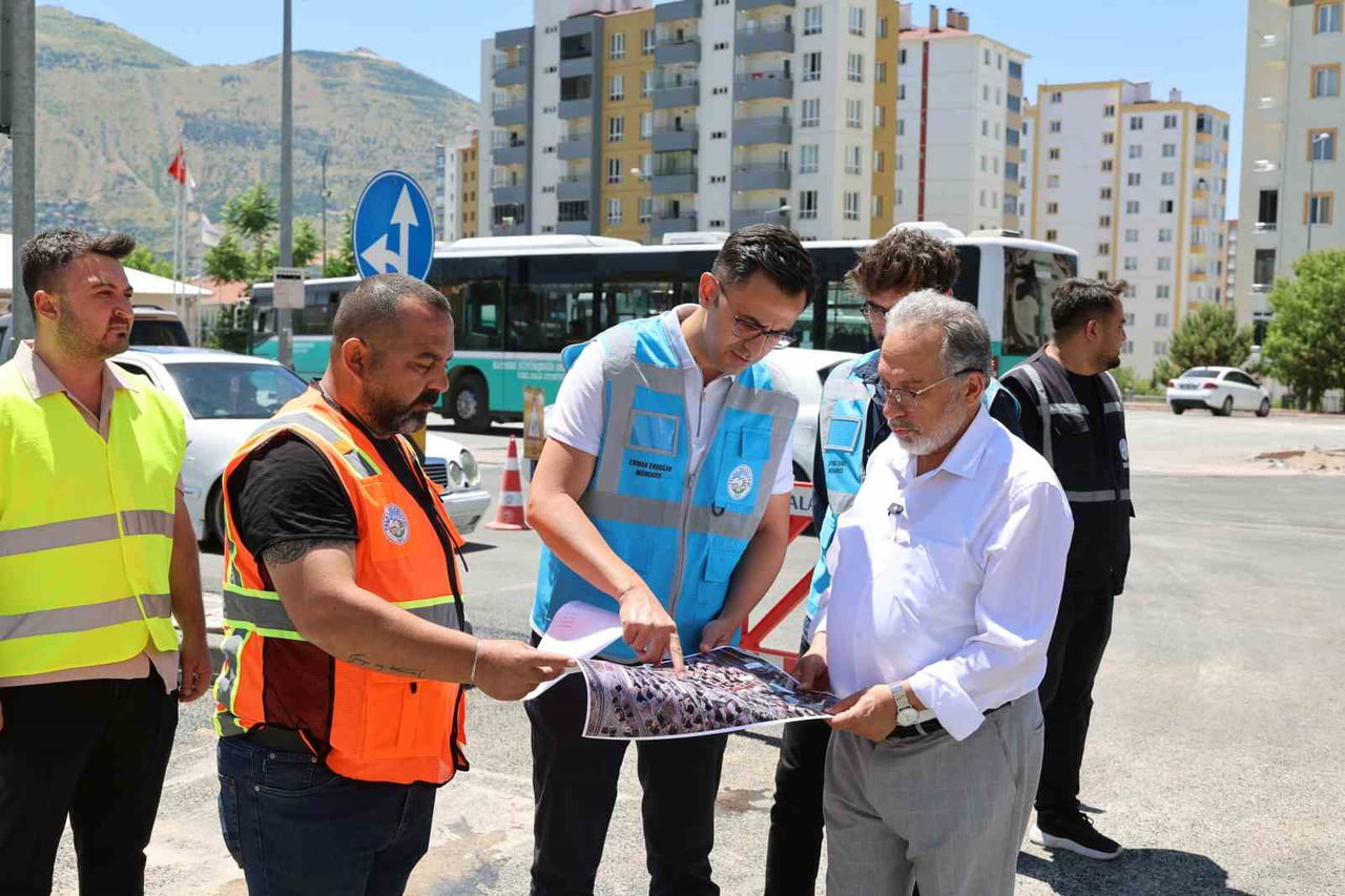 TALAS BELEDİYESİ, İLÇE GENELİNDE BAŞLATTIĞI ASFALT SEFERBERLİĞİNİ ARALIKSIZ...